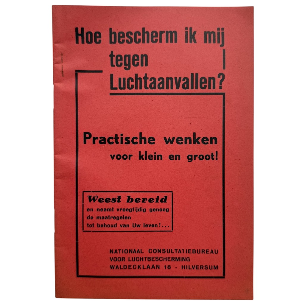 Original Pre 1940 Dutch Luchtbescherming brochure 'Hoe bescherm ik mij tegen luchtaanvallen?' Hilversum