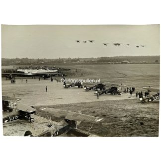 Originele vooroorlogse Nederlandse Luchtvaartafdeling foto met militaire vliegtuigen in formatie op vliegveld Soesterberg circa 1930.