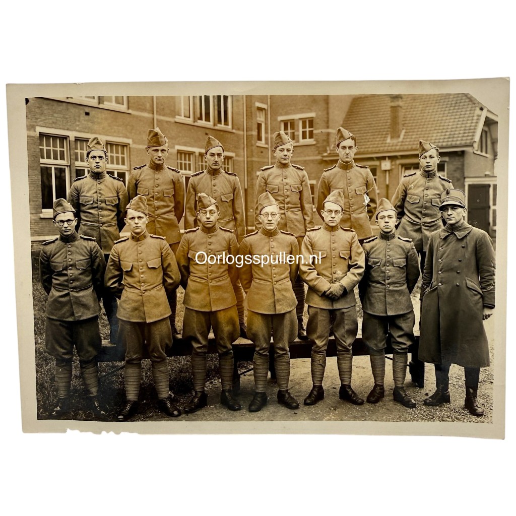 Originele pre 1940 Nederlandse leger groepsfoto Regiment Grenadiers militairen in uniform mobilisatie Nederlandse infanterie 18 x 13 cm