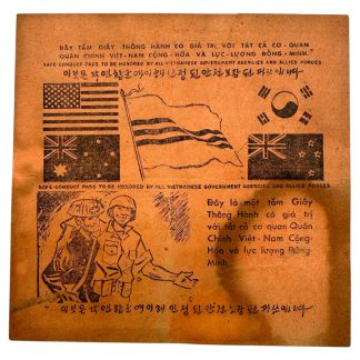 Origineel Vietnamoorlog propaganda strooibiljet Vũng Tàu 30 december 1965 Chieu Hoi safe-conduct pass Vietcong met geallieerde vlaggen.