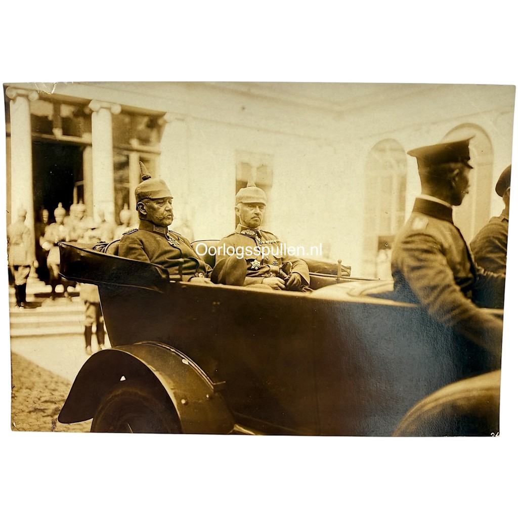 Originele WWI Duitse legerfoto van Hindenburg en Otto von Below tijdens een frontbezoek in open auto, met origineel bijschrift en Meissner stempel.