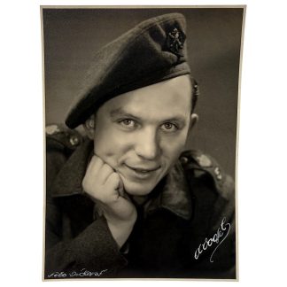 Originele WWII Belgische militair portretfoto in geallieerd uniform met baret en Belgisch leeuwembleem Tweede Wereldoorlog 18 x 13 cm.