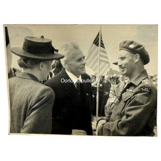 Originele WWII NBS foto Rotterdam 1945 burgemeester Pieter Oud met echtgenote en Canadese militair tijdens bevrijding Nederland.