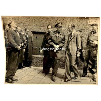 Originele WWII NBS foto van Prins Bernhard met Binnenlandse Strijdkrachten in Rotterdam op 27 mei 1945, kort na de bevrijding van Nederland.
