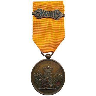 Origineel Nederlands Onderscheidingsteken Langdurige en Trouwe Dienst brons ingesteld 1951 met XVIII gesp voor 18 jaar militaire dienst.