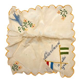 4. Originele Nederlandse WWII zakdoek Rotterdam 10 mei 1940 met Nederlandse vlag, 'Nederland Mei 10 1940', zwaluw en geborduurde bloemen.