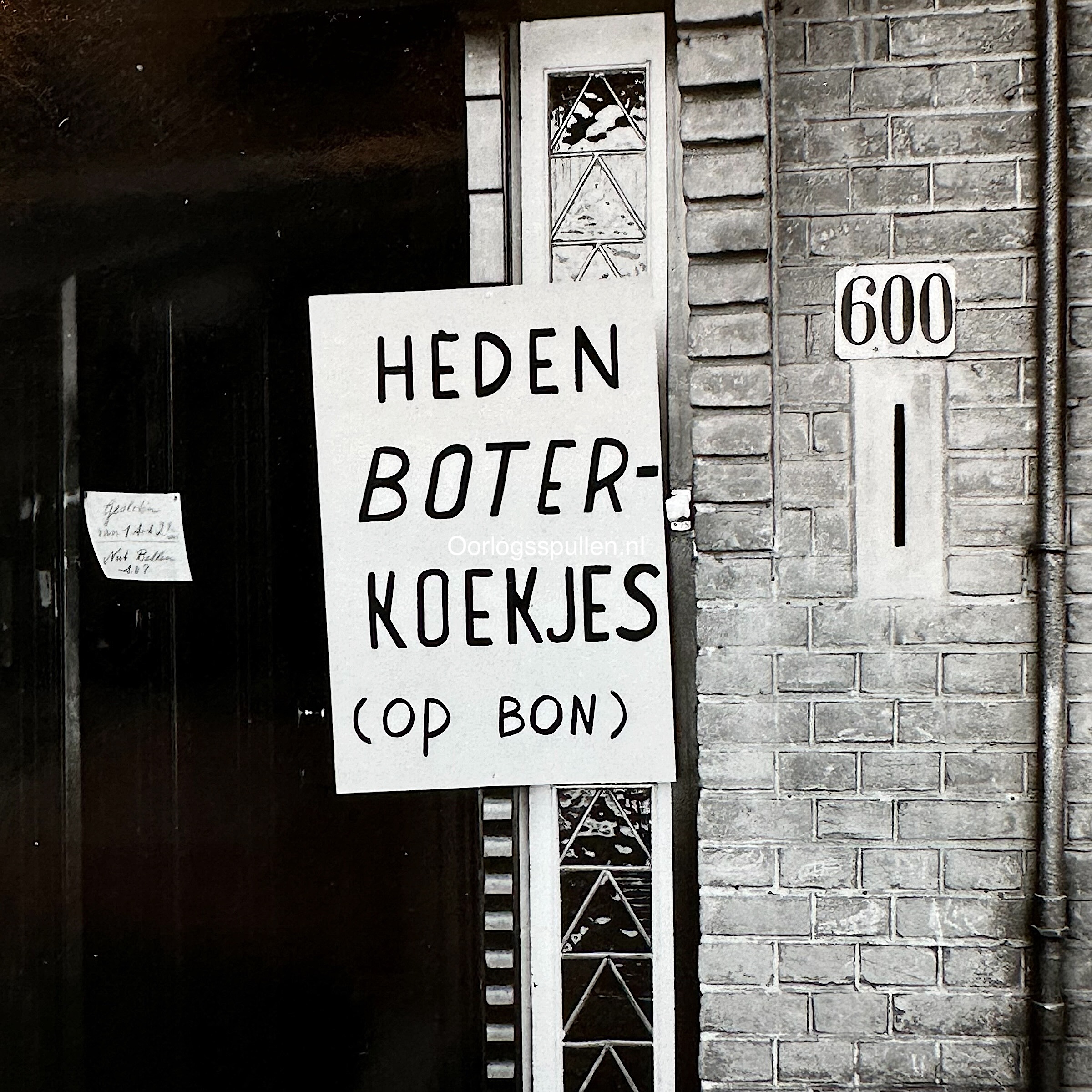 Originele WWII Duitse foto Den Haag winkel boterkoekjes op bon voedseldistributie rantsoenering Nederlandse bezetting Tweede Wereldoorlog