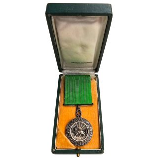 Original 1925 Persian Pahlavi silver Medal for Meritorious Service Reza Shah with green ribbon and original Arthus Bertrand Paris presentation case.