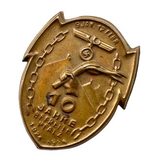 Original German 1934 '10 Jahre Befreite Pfalz' commemorative tinnie badge 1924-1934 with eagle, swastika, torch and original fastening pin.