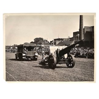 Originele Nederlandse legerfoto Legerdag Leeuwarden 1937 met artillerie, zwaar geschut en militaire vrachtwagen tijdens artilleriedemonstratie.