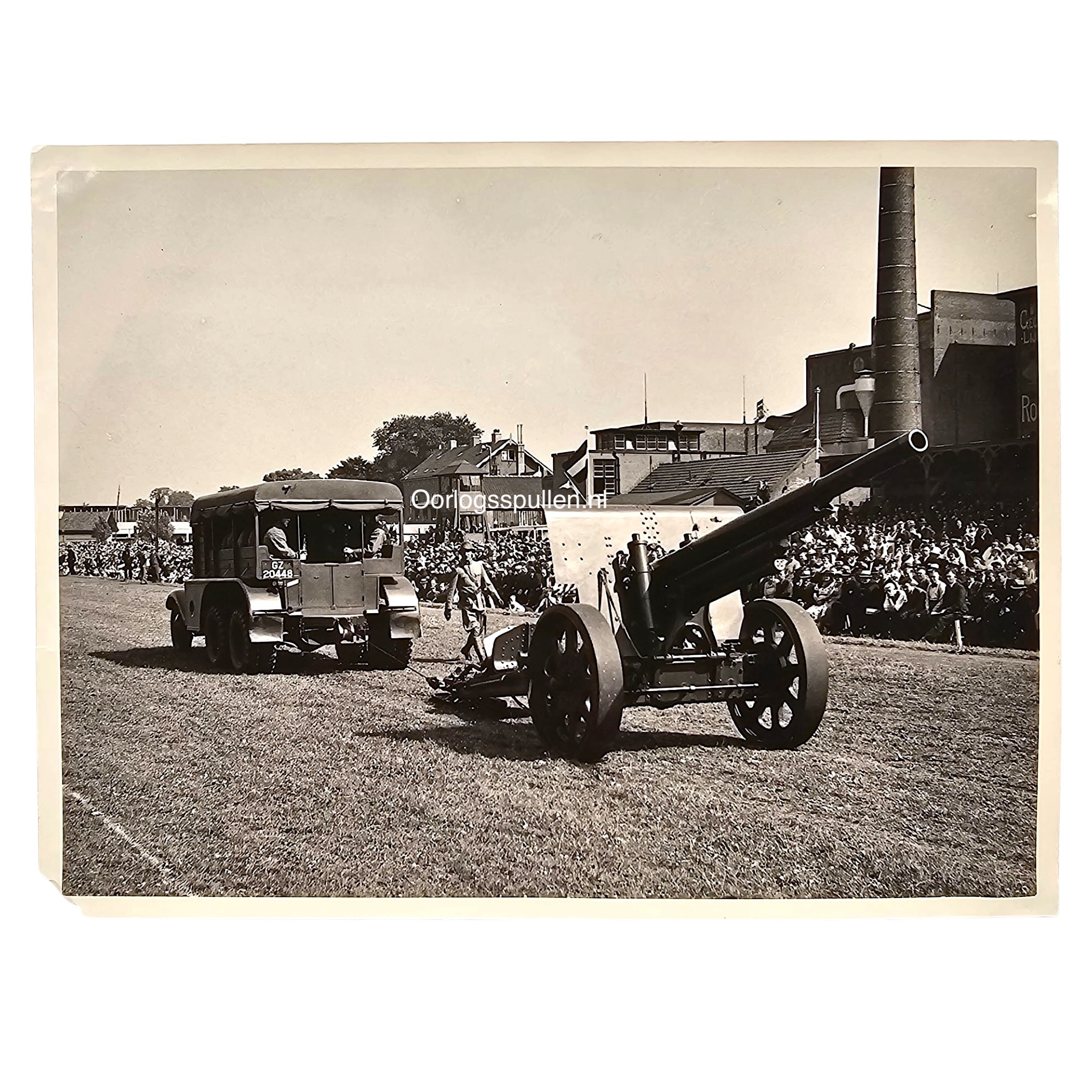 Originele Nederlandse legerfoto Legerdag Leeuwarden 1937 met artillerie, zwaar geschut en militaire vrachtwagen tijdens artilleriedemonstratie.