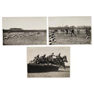 Originele set van drie Nederlandse legerfoto's Legerdag Leeuwarden 1937 met infanterie, artillerie en cavalerie tijdens militaire oefeningen.