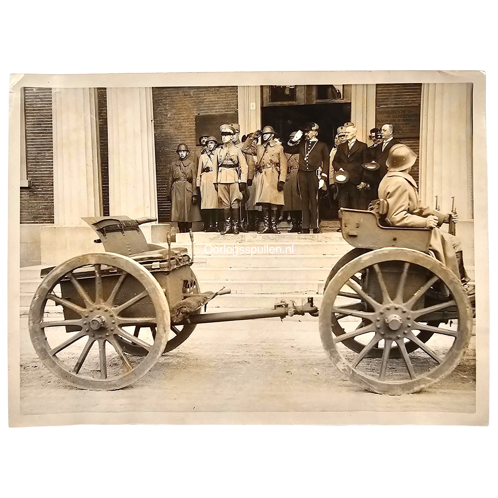 Originele N.V. Polygoon persfoto uit 1938 van het Eerste Regiment Veldartillerie tijdens militair defilé bij het stadhuis van Harderwijk.