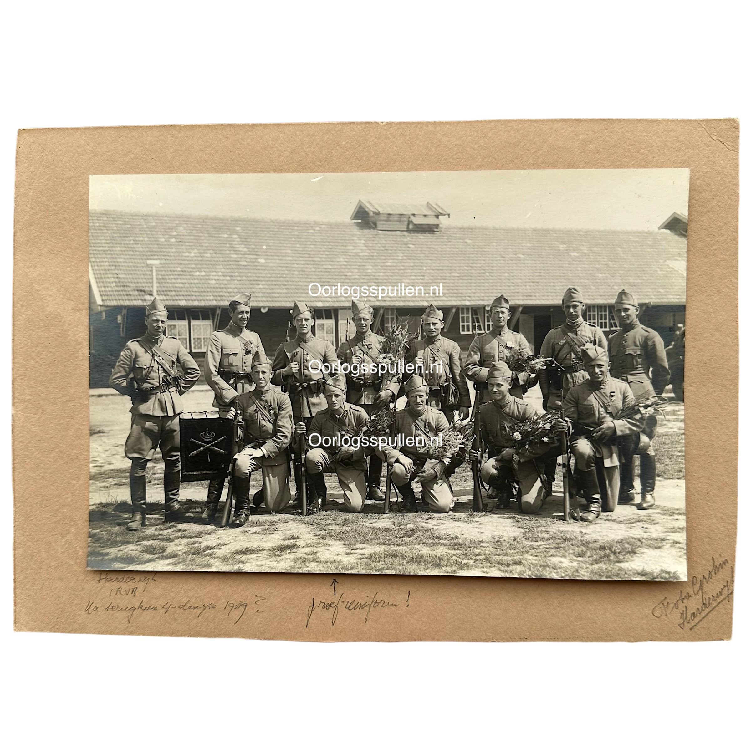 Originele 1939 Nederlandse leger 1 RVA groepsfoto Harderwijk met proefmodel uniform artillerie vooroorlogse Nederlandse militaria.
