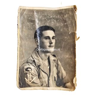 Originele 1945-1949 Nederlands-Indië portretfoto Nederlandse militair met OVW mouwembleem en tropisch uniform KNIL verzamelobject.
