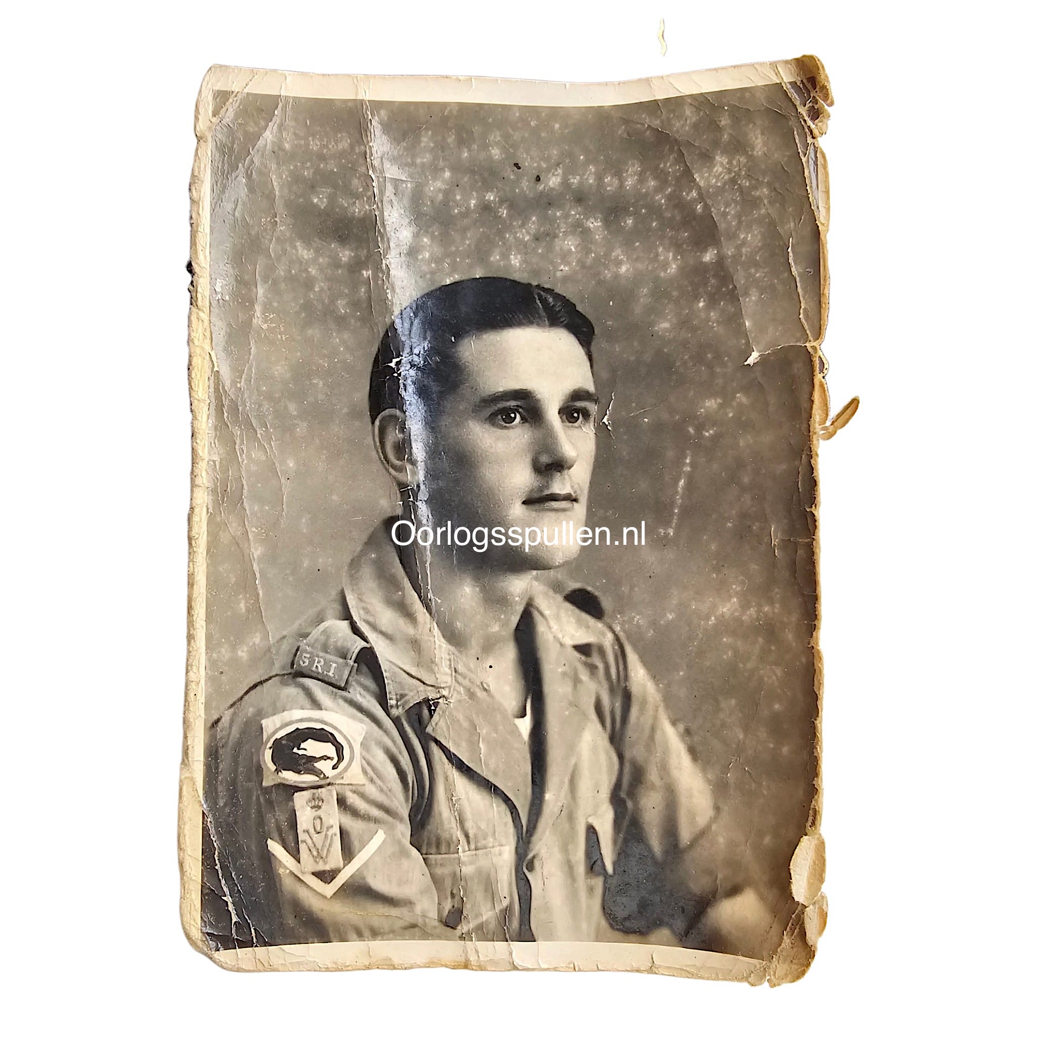 Originele 1945-1949 Nederlands-Indië portretfoto Nederlandse militair met OVW mouwembleem en tropisch uniform KNIL verzamelobject.