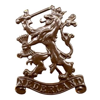 Origineel 1945-1953 Nederlands metalen ‘Nederland’ schuitje embleem met Nederlandse leeuw, gebruikt tijdens de Politionele acties in Nederlands-Indië.
