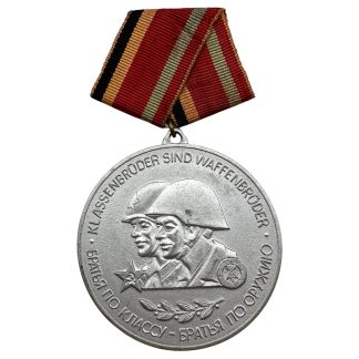 Originele DDR NVA ASV Sportfest der Waffenbrüderschaft medaille met Duits-Russische tekst, militair sportmotief en origineel draaglint.