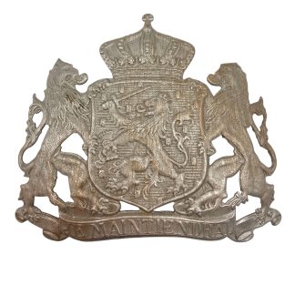 Originele Nederlandse Korps Rijksveldwacht helmplaat model 1923-1941 in witmetaal met koninklijk wapen 1907 en 'Je Maintiendrai'.