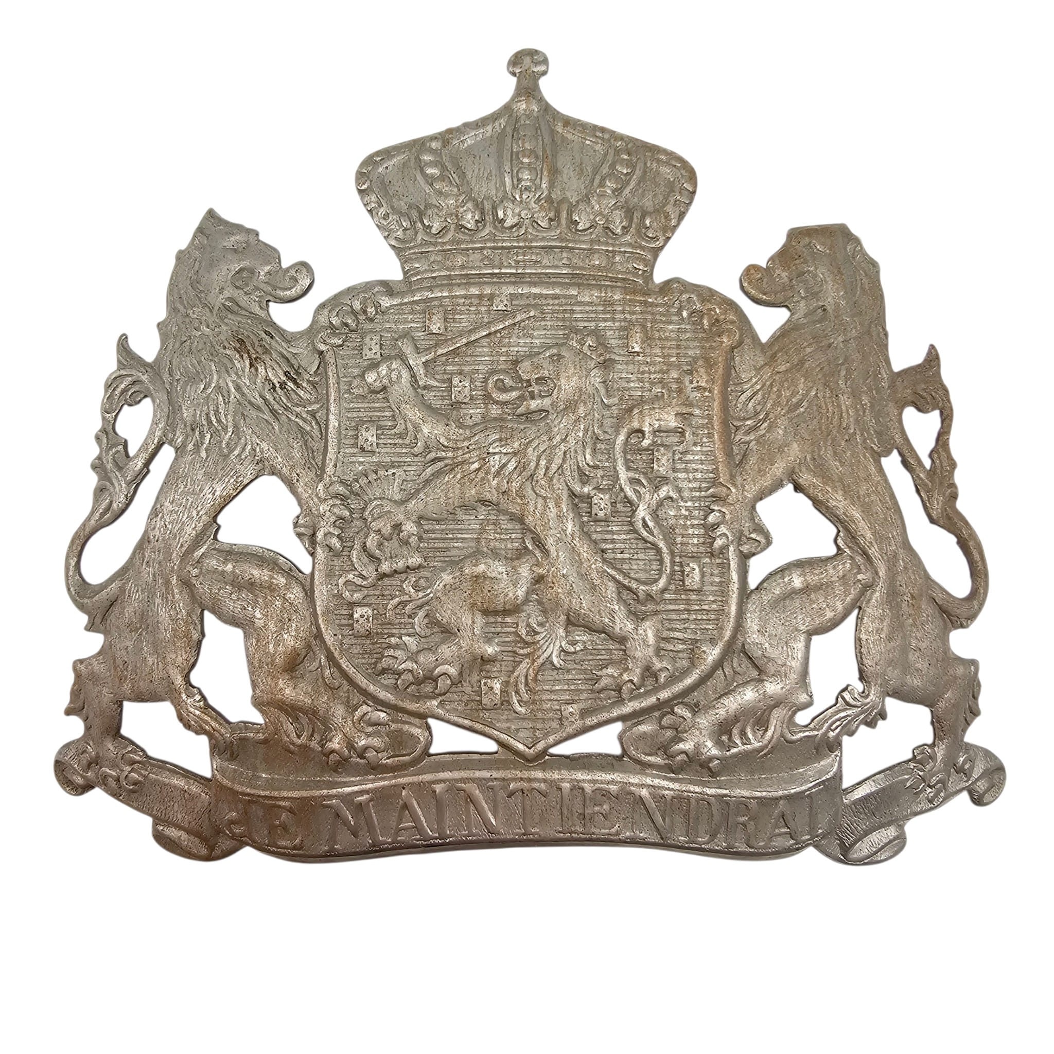 Originele Nederlandse Korps Rijksveldwacht helmplaat model 1923-1941 in witmetaal met koninklijk wapen 1907 en 'Je Maintiendrai'.