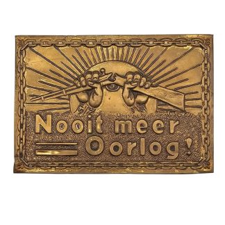 Origineel Nederlands metalen wandbord 'Nooit meer Oorlog!' 25 x 17,5 cm met gebroken geweer, vredessymboliek en anti-oorlogsvoorstelling.