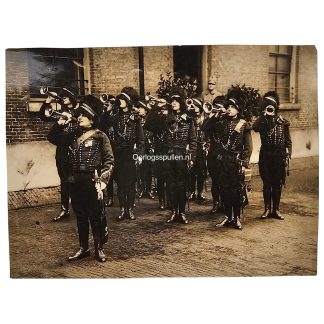 Originele Nederlandse legerfoto 2e Regiment Huzaren met cavalerietrompetters in ceremonieel uniform tijdens jubileum in Arnhem, circa 1927.