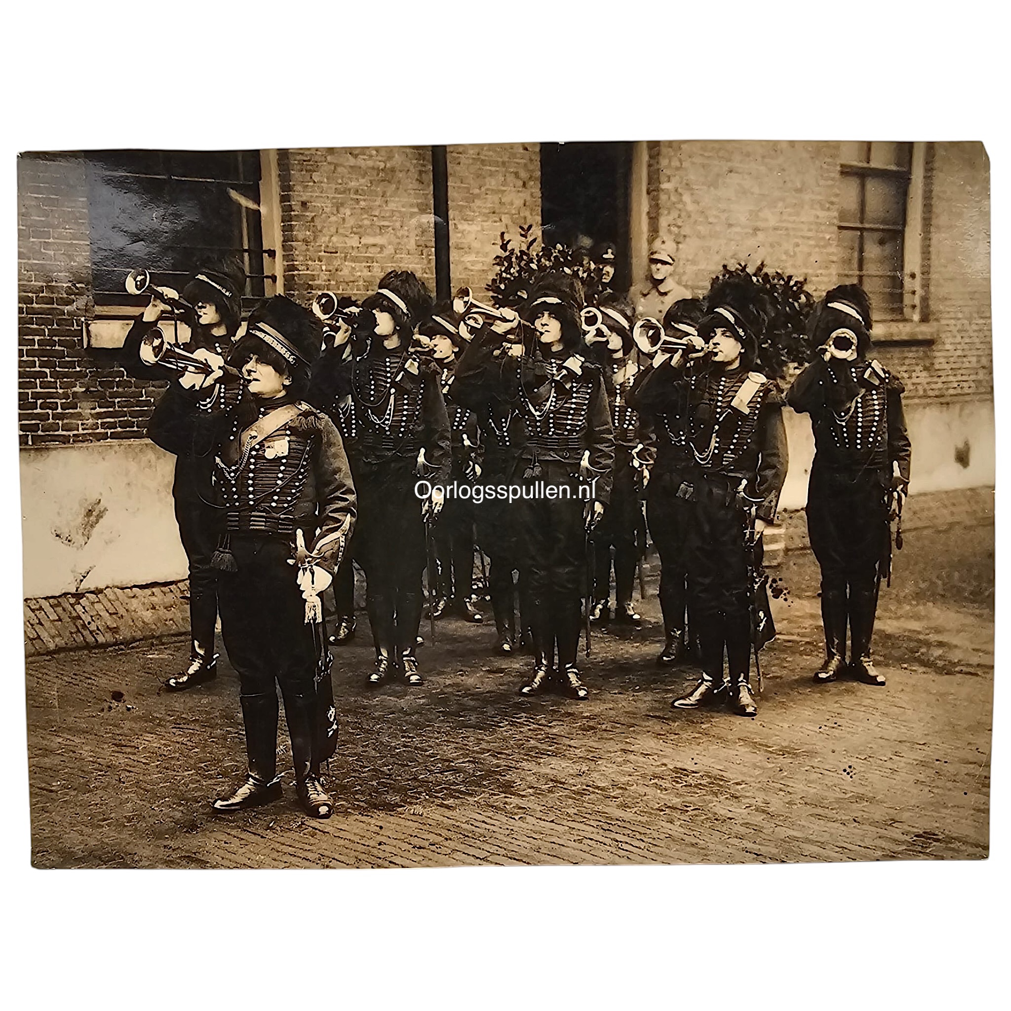 Originele Nederlandse legerfoto 2e Regiment Huzaren met cavalerietrompetters in ceremonieel uniform tijdens jubileum in Arnhem, circa 1927.
