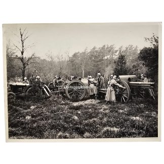 Originele Pre 1940 Nederlandse legerfoto met artillerie, veldgeschut, militairen met Nederlandse helmen en artillerietrekker tijdens veldoefening.