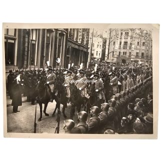 Originele Pre 1940 Nederlandse leger persfoto met cavalerie te paard, officieren, militairen en paarden tijdens een grote militaire parade.