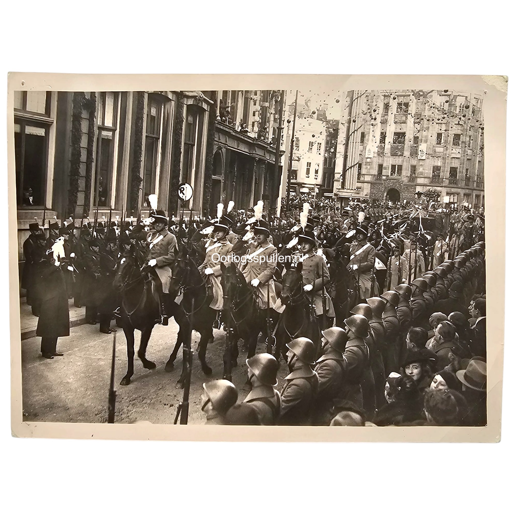 Originele Pre 1940 Nederlandse leger persfoto met cavalerie te paard, officieren, militairen en paarden tijdens een grote militaire parade.