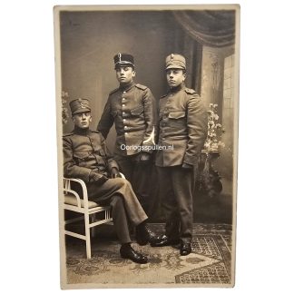 Originele Pre 1940 Nederlandse legerfoto met drie militairen in uniform waaronder een Grenadier, studiofoto M.A. Blommers-Biersch Den Haag.