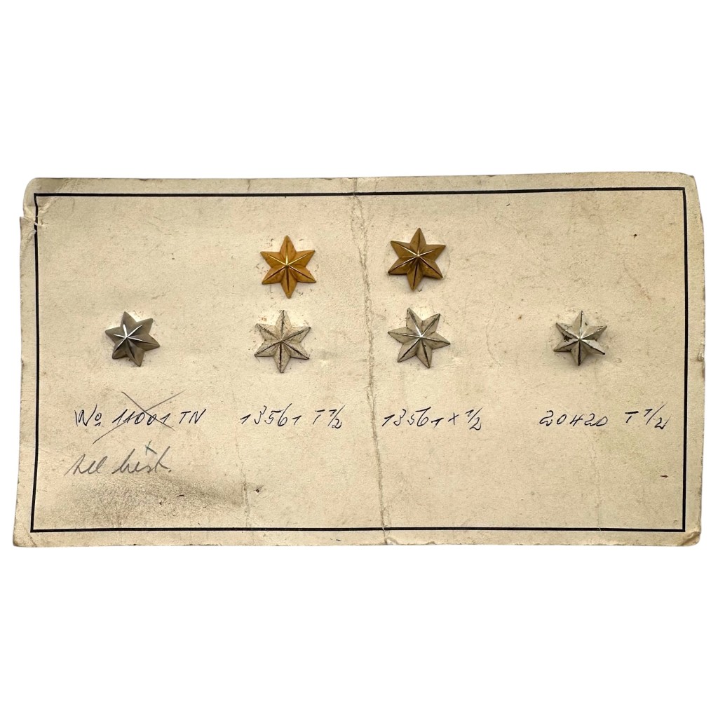 Originele Pre 1940 Nederlandse leger rangsterren op karton officiers ranginsignes goudkleurig zilverkleurig Nederlandse militaria.