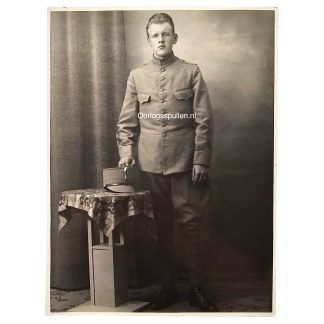 Originele Pre 1940 Nederlandse legerfoto met volledig studioportret van Nederlandse militair in uniform met kepie, afmeting 24 x 18 cm.