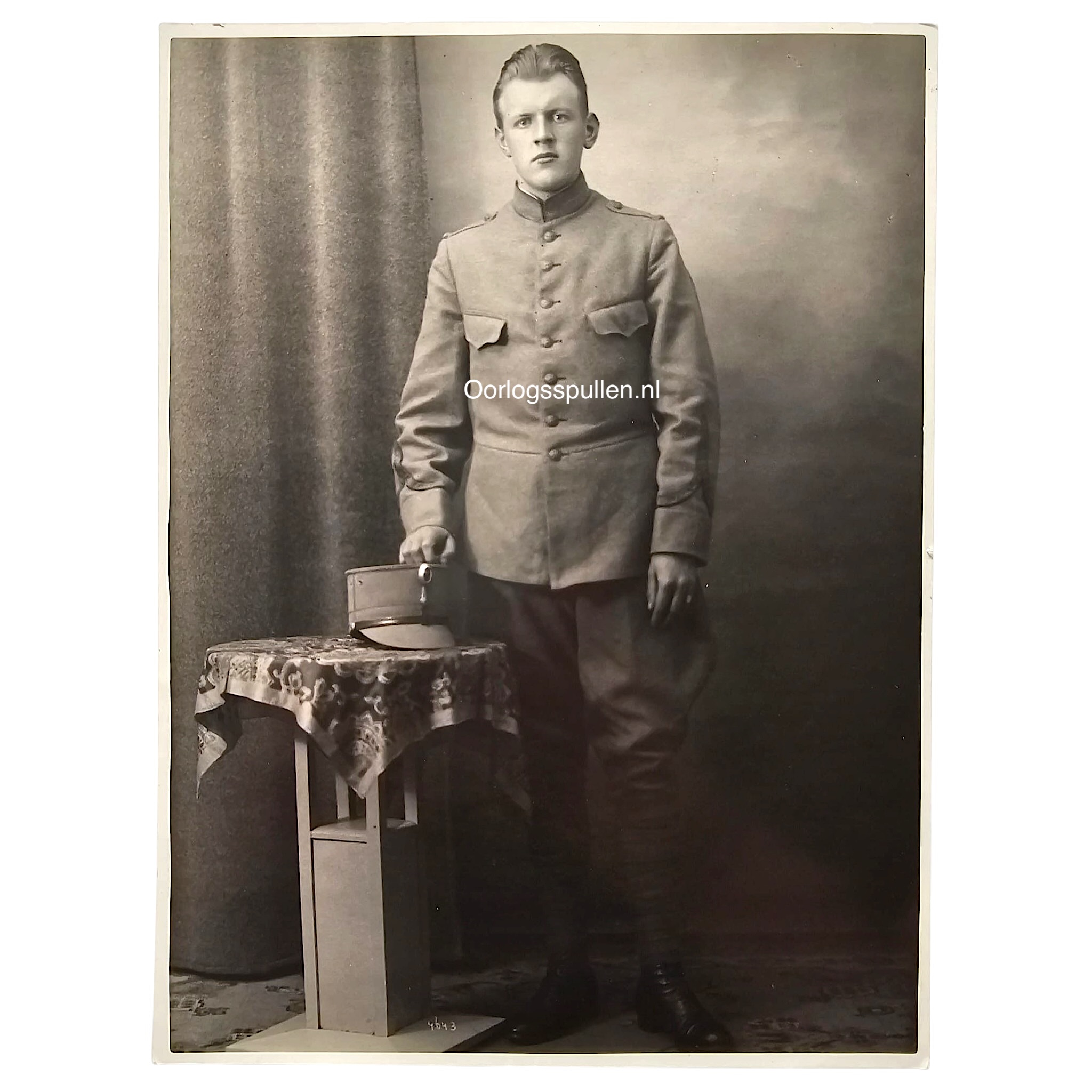 Originele Pre 1940 Nederlandse legerfoto met volledig studioportret van Nederlandse militair in uniform met kepie, afmeting 24 x 18 cm.