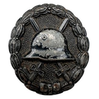 Origineel WWI Duits Verwundetenabzeichen in Schwarz 1918 zwart gewondeninsigne Duitse leger stalen helm gekruiste zwaarden Eerste Wereldoorlog.