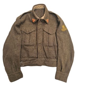 Originele WWII Britse Battle Dress uniformjas 1944 gebruikt door Nederlands leger vanaf 1946 met Nederland leeuwembleem en rangtekens.