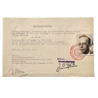 Origineel WWII Nederlands legitimatiebewijs Utrechtsche Waterleiding Maatschappij 1944 Hilversum zelfbescherming Luchtbeschermingsdienst met pasfoto.