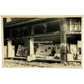 Originele WWII Nederlandse foto SS-wervingsbureau Amsterdam mei 1945 Waffen-SS propaganda bevrijding Nederland Duitse bezetting.