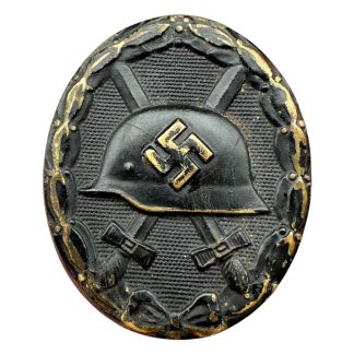 Originele WWII Duitse Verwundetenabzeichen Schwarz zwart gewondeninsigne met stalen helm, hakenkruis, gekruiste zwaarden en lauwerkrans