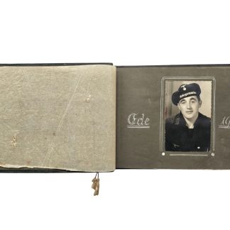 Origineel WWII Duits Kriegsmarine fotoalbum Ede 1941 Holland met Duitse matrozen, marineschepen, havens, begrafenissen en privéfoto's.