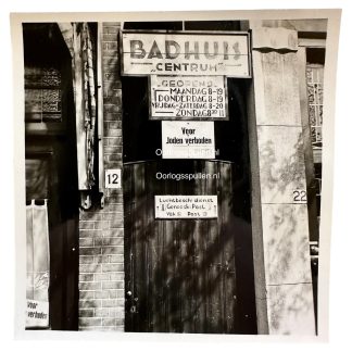 Originele WWII foto Den Haag Badhuis Centrum met ‘Voor Joden verboden’ bord Duitse bezetting Nederland Jodenvervolging circa 6 x 6 cm.