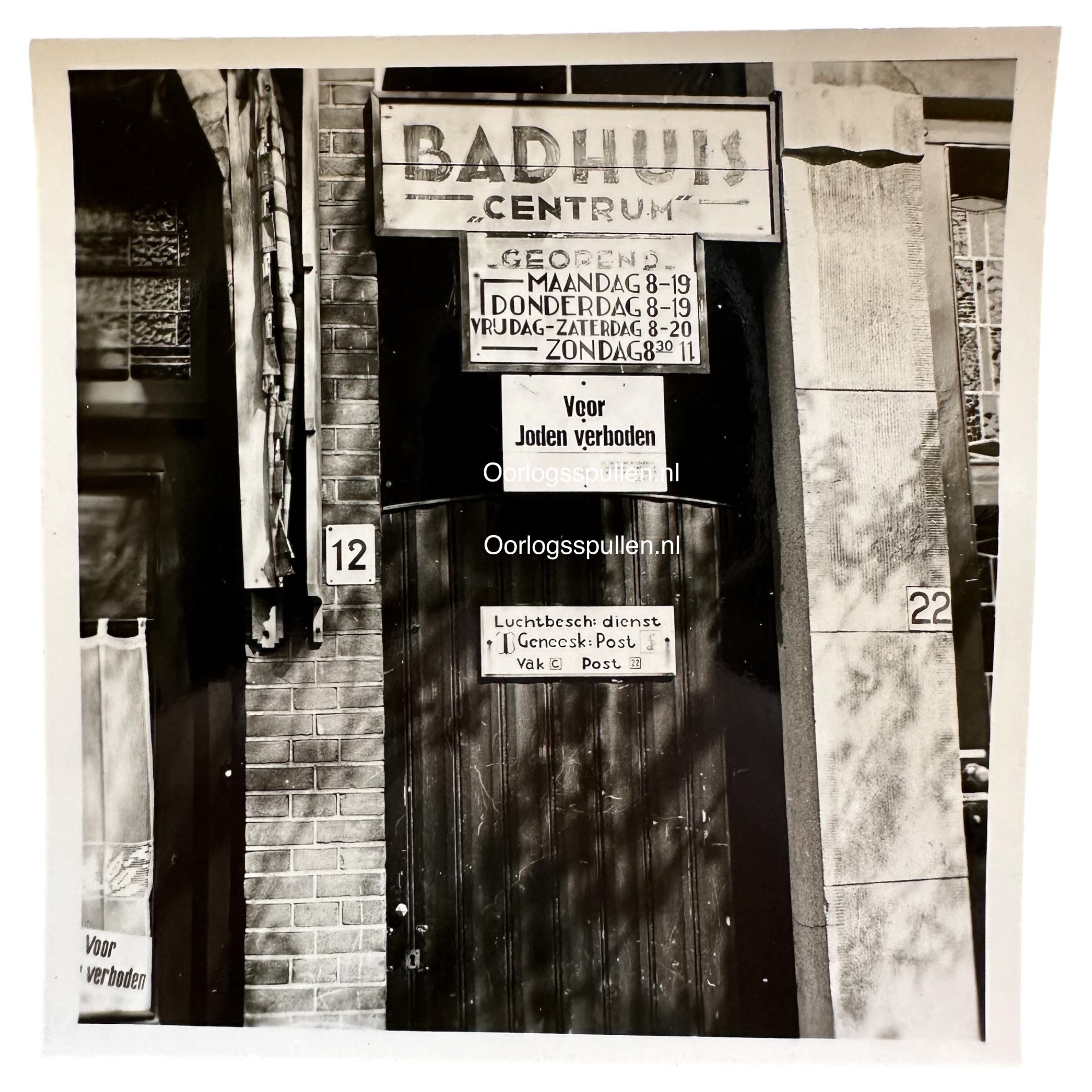 Originele WWII foto Den Haag Badhuis Centrum met ‘Voor Joden verboden’ bord Duitse bezetting Nederland Jodenvervolging circa 6 x 6 cm.