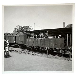 Originele WWII Duitse foto afweergeschut bij station Apeldoorn Duitse trein militairen spoorwegen Nederland Tweede Wereldoorlog