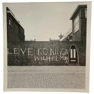 Originele WWII Duitse foto verzetsgraffiti 'Leve Koningin Wilhelmina' in Den Haag 31 augustus 1941 Nederlandse bezetting.