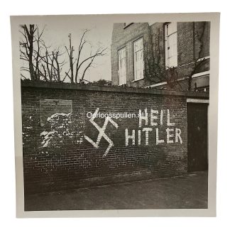 Originele WWII Duitse foto 'Heil Hitler' straatopschrift en hakenkruis op muur in Den Haag tijdens Duitse bezetting Nederland.