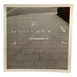 Originele WWII Duitse foto NSB straatopschriften Den Haag juli 1941 met 'Hou-Zee' en wolfsangel symbolen tijdens de Duitse bezetting.