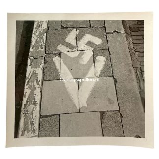Originele WWII Duitse foto NSB V-actie straatopschriften Den Haag augustus 1941 met geschilderde V-tekens en Theis-Foto stempel.