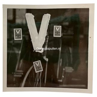 Originele WWII Duitse foto NSB V-actie op etalageruit van fietsenwinkel in Den Haag tijdens de Duitse bezetting van Nederland.