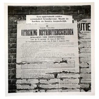 Originele WWII Duitse foto Den Haag 1942 distributiebescheiden bonkaarten voedselrantsoenen Nederlandse bezetting Tweede Wereldoorlog