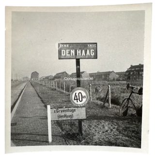 Originele WWII Duitse foto Den Haag november 1941 plaatsnaambord 'Den Haag' 's-Gravenhage' 40 km verkeersbord Duitse bezetting Nederland.